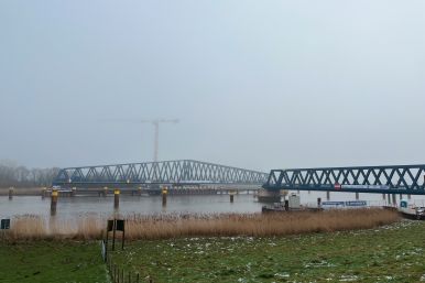 Baustelle der Friesenbrücke im Nebel 